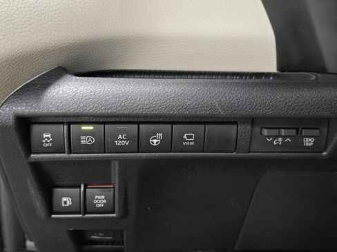 Used 2022 Toyota Sienna Platinum image 10