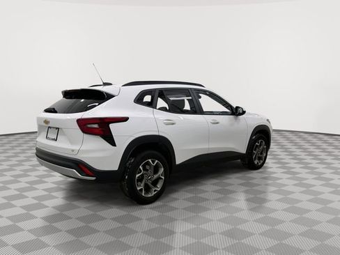 Used 2025 Chevrolet Trax LT w/ LT Convenience Package image 10