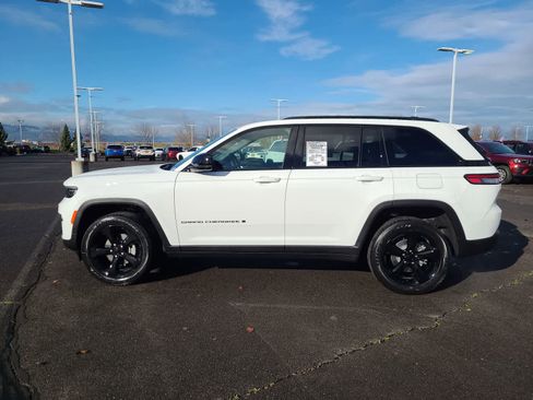 New 2025 Jeep Grand Cherokee Altitude image 11