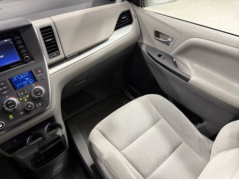 Used 2019 Toyota Sienna LE FWD image 26