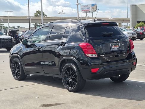 Used 2022 Chevrolet Trax LT w/ Midnight Edition FWD image 4