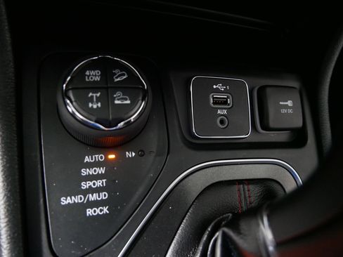 Used 2021 Jeep Cherokee Trailhawk w/ Technology Group AWD/4WD image 29