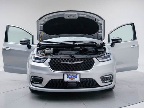 Used 2024 Chrysler Pacifica Touring-L image 17