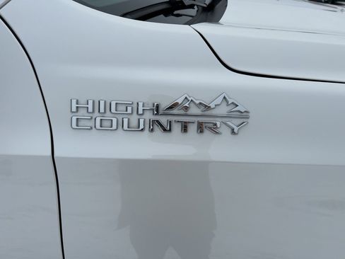 Used 2025 Chevrolet Suburban High Country image 30