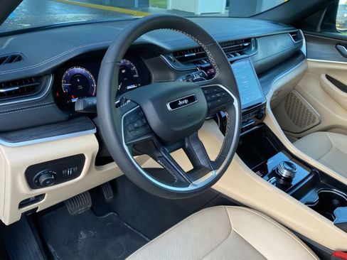 Used 2025 Jeep Grand Cherokee L Limited w/ Luxury Tech Group II AWD/4WD image 14