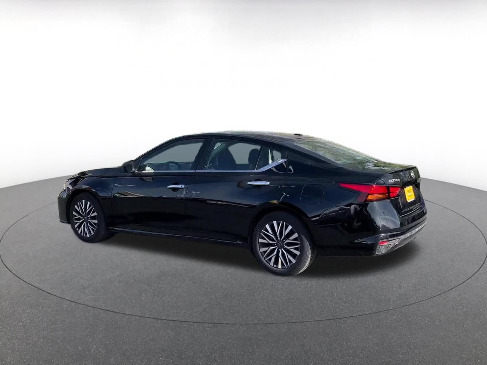 Used 2025 Nissan Altima 2.5 SV FWD image 9