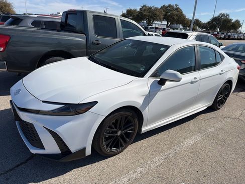 Used 2025 Toyota Camry SE image 1