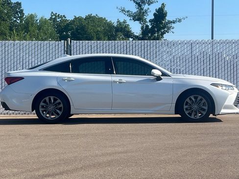 Used 2019 Toyota Avalon XLE w/ Moonroof Package FWD image 3