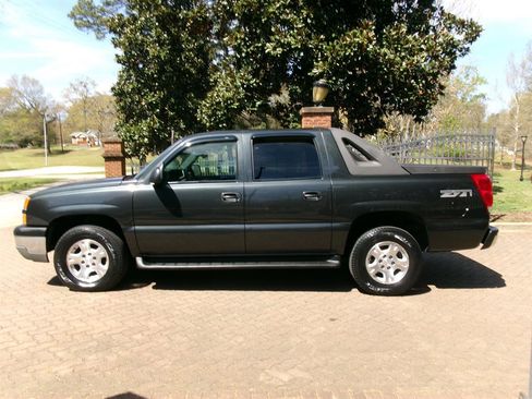 Used 2003 Chevrolet Avalanche 4x4 w/ Suspension Package, Off-Road image 8