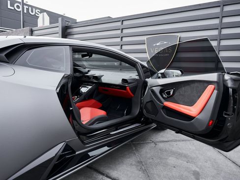 Used 2023 Lamborghini Huracan EVO image 32