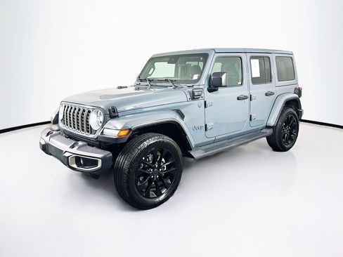 Used 2025 Jeep Wrangler Unlimited Sahara AWD/4WD image 3