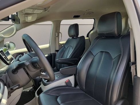 Used 2023 Chrysler Pacifica Touring-L FWD image 12