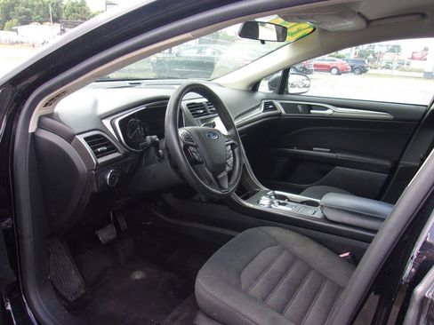 Used 2017 Ford Fusion SE w/ Fusion SE Technology Package FWD image 12