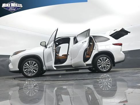 Used 2023 Toyota Highlander Platinum image 20