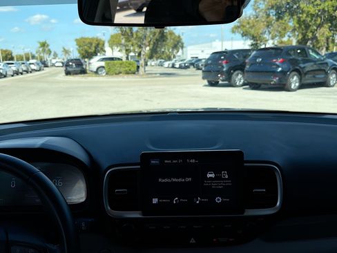 Used 2024 Hyundai Venue SEL image 18