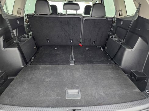 Used 2025 Volkswagen Atlas SE image 31