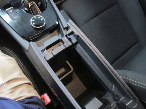 Used 2023 Nissan Rogue S image 38