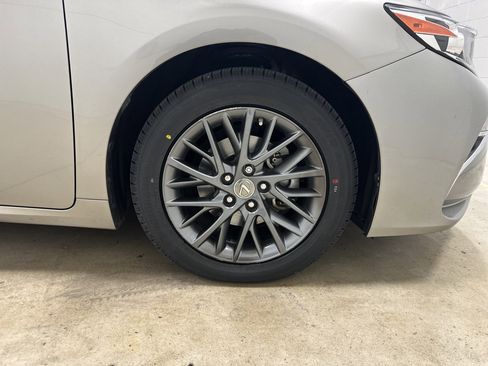 Used 2018 Lexus ES 350 w/ Navigation System Package image 13