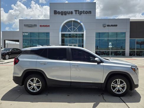 Used 2022 GMC Terrain SLE w/ LPO, Floor Liner Package FWD image 2