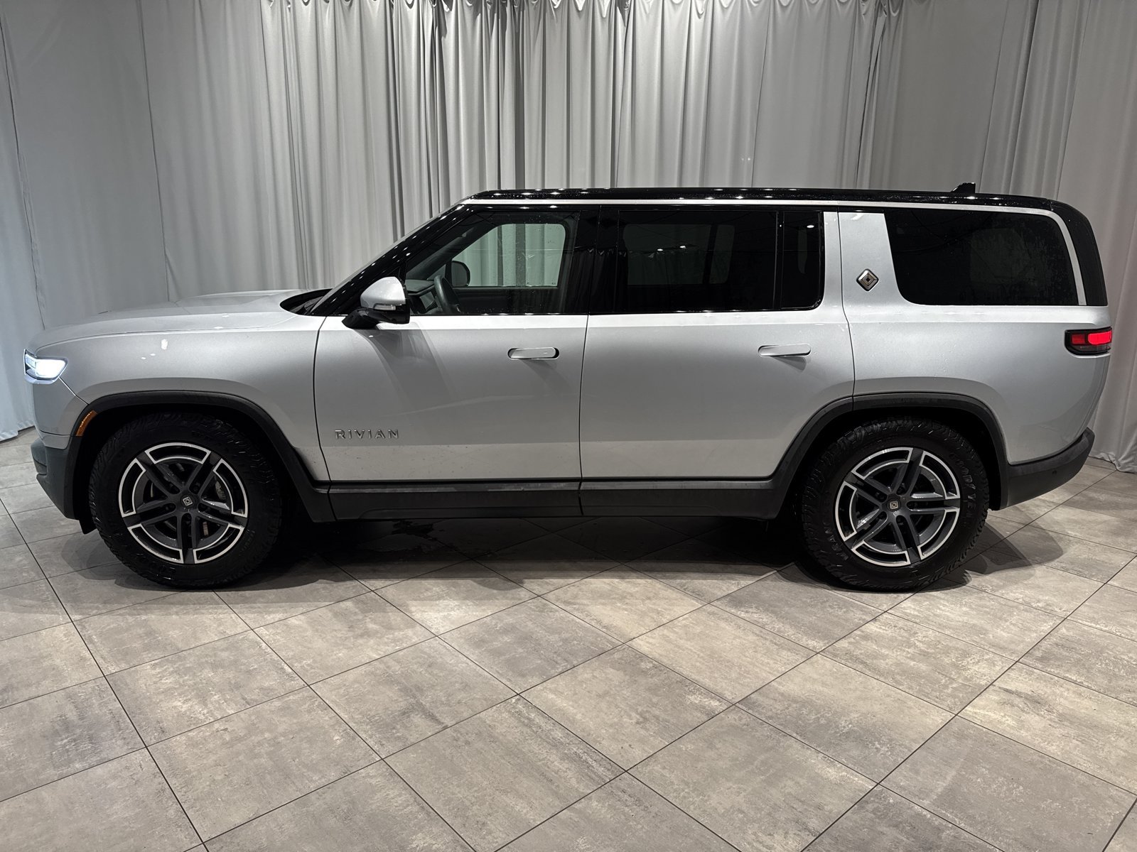 Used 2025 Rivian R1S Adventure Dual AWD/4WD image 10