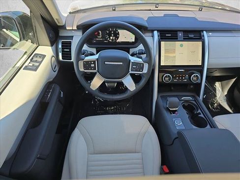 Used 2025 Land Rover Discovery Dynamic SE AWD/4WD image 16