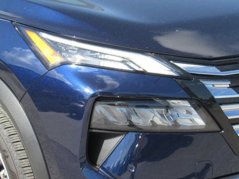 Certified 2025 Nissan Rogue SL FWD image 10