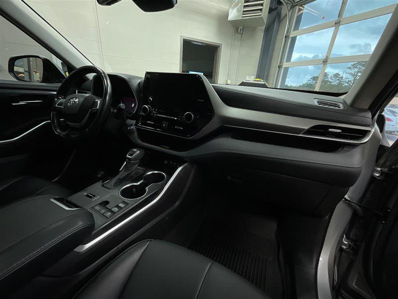 Used 2023 Toyota Highlander XLE FWD image 35