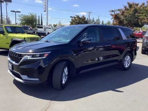 Used 2022 Kia Carnival LX image 5