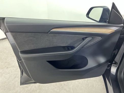 Used 2024 Tesla Model Y 2WD image 21