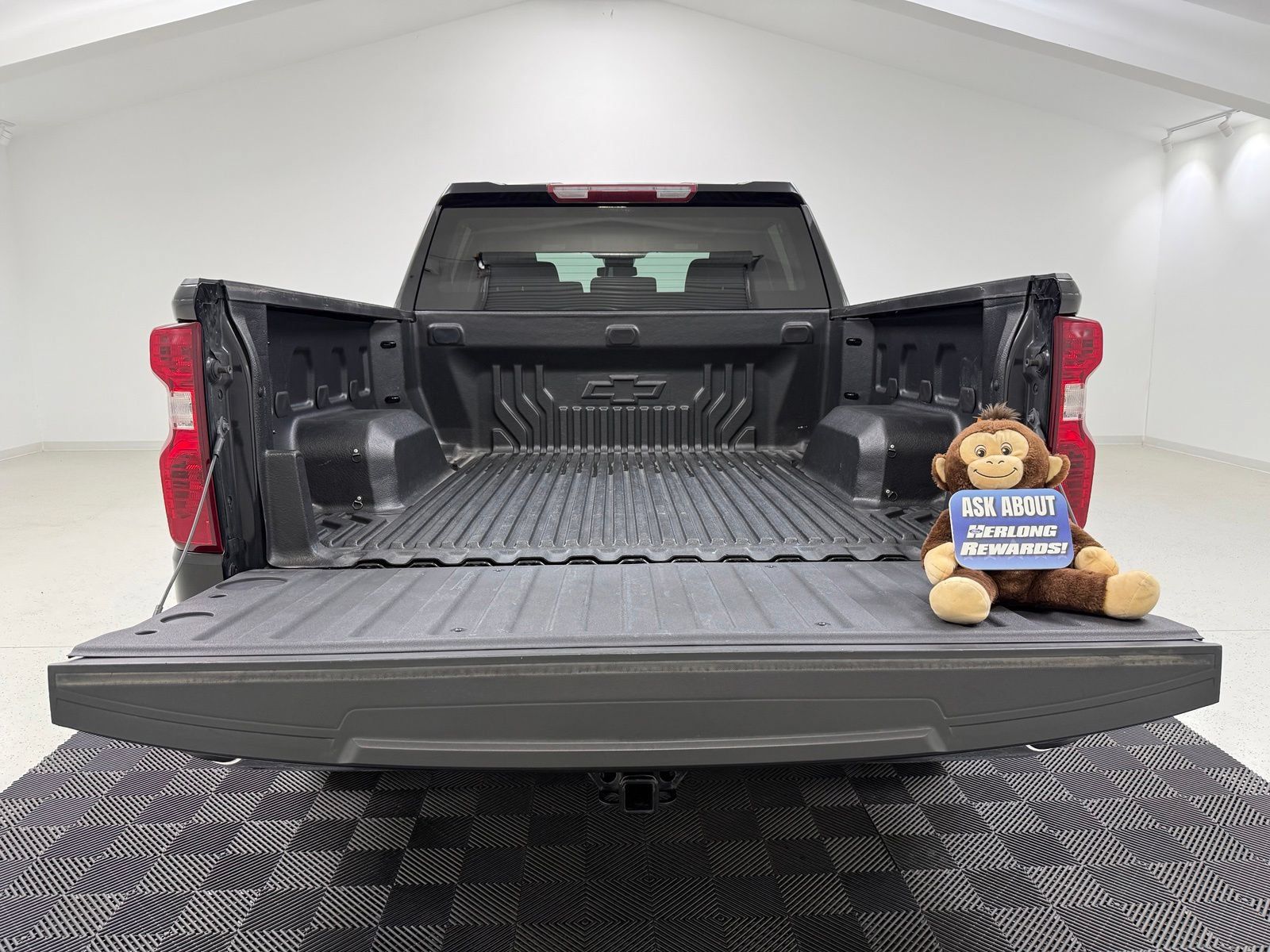 Used 2023 Chevrolet Silverado 1500 LT AWD/4WD image 9