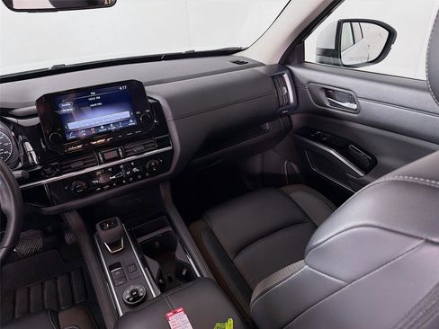 Used 2025 Nissan Pathfinder SL AWD/4WD image 23