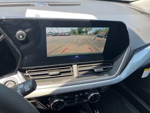 New 2025 Chevrolet Trax LT w/ Sunroof Package image 13