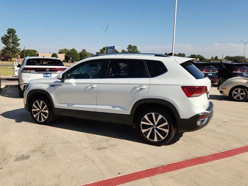 Used 2024 Volkswagen Taos SE w/ MDO Package FWD image 3