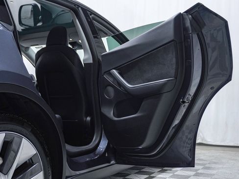 Used 2021 Tesla Model Y Long Range image 19