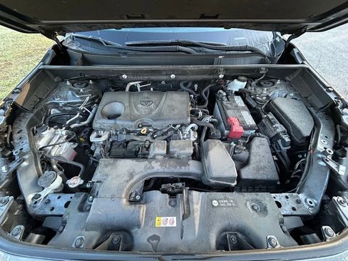 Used 2022 Toyota RAV4 XLE Premium image 11