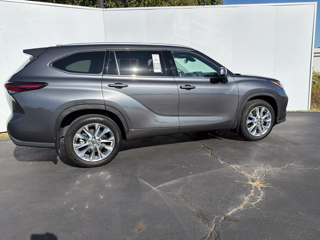 Used 2025 Toyota Highlander Limited AWD/4WD image 2