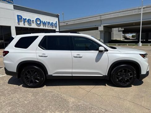 Used 2025 Honda Pilot Touring image 2