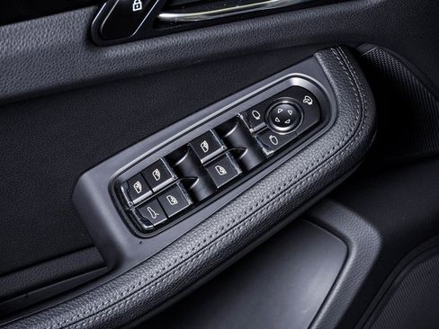 Certified 2025 Porsche Macan image 25