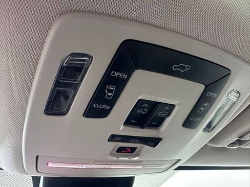 Used 2021 Toyota Sienna XLE FWD image 32