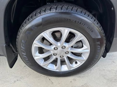 Used 2019 Jeep Cherokee Latitude w/ Cold Weather Group AWD/4WD image 34