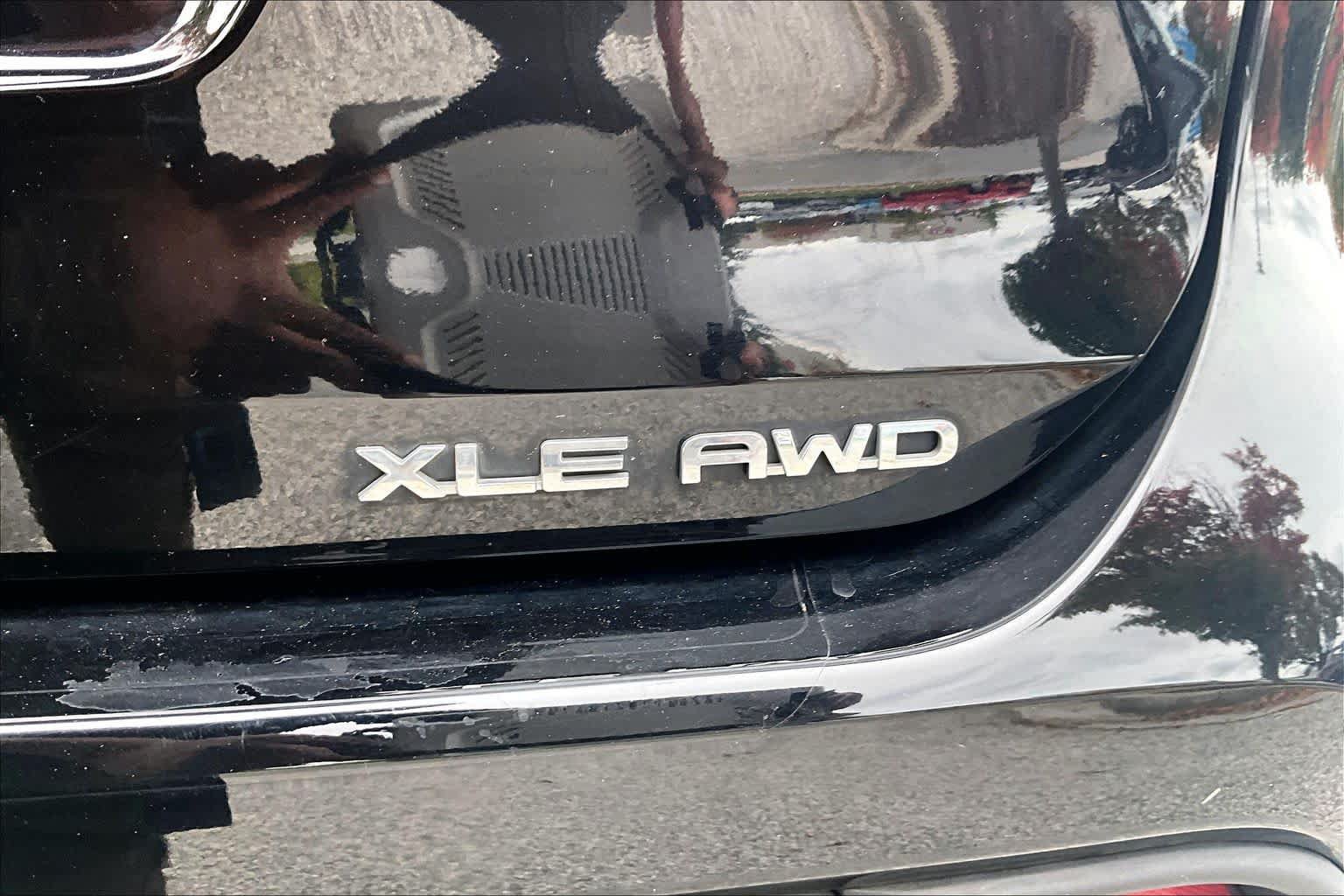 Used 2021 Toyota Highlander XLE AWD/4WD image 10