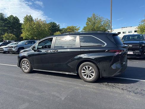 Used 2026 Toyota Sienna XLE AWD/4WD image 3