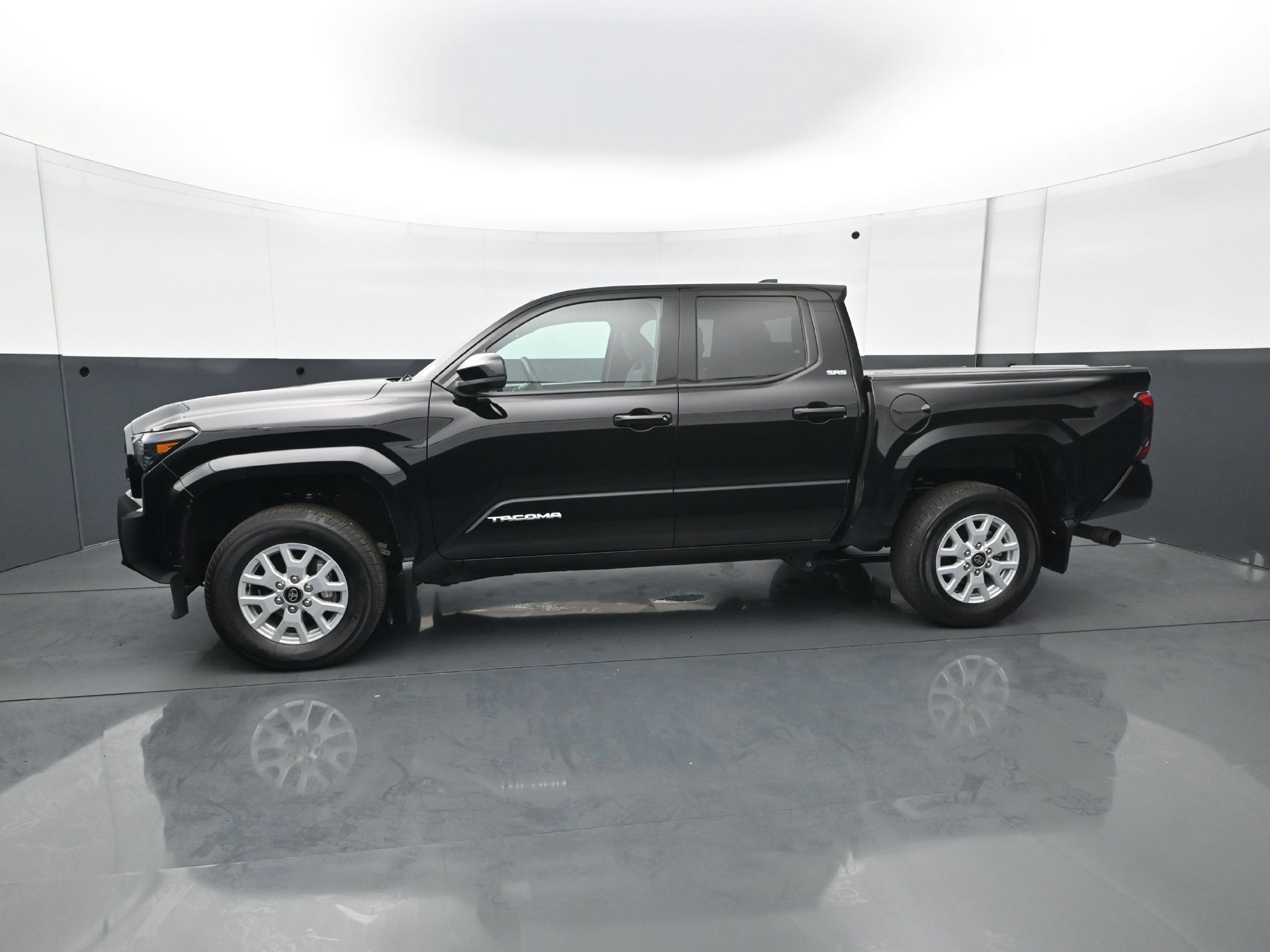 Used 2025 Toyota Tacoma SR5 AWD/4WD image 3