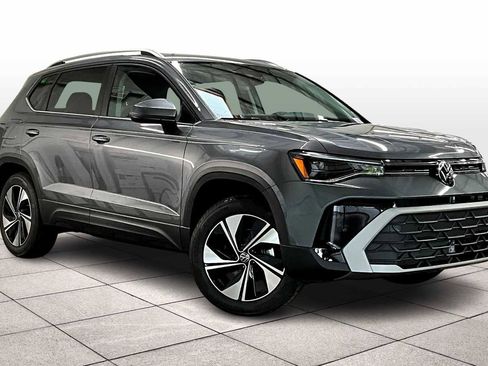 New 2026 Volkswagen Taos SE image 2
