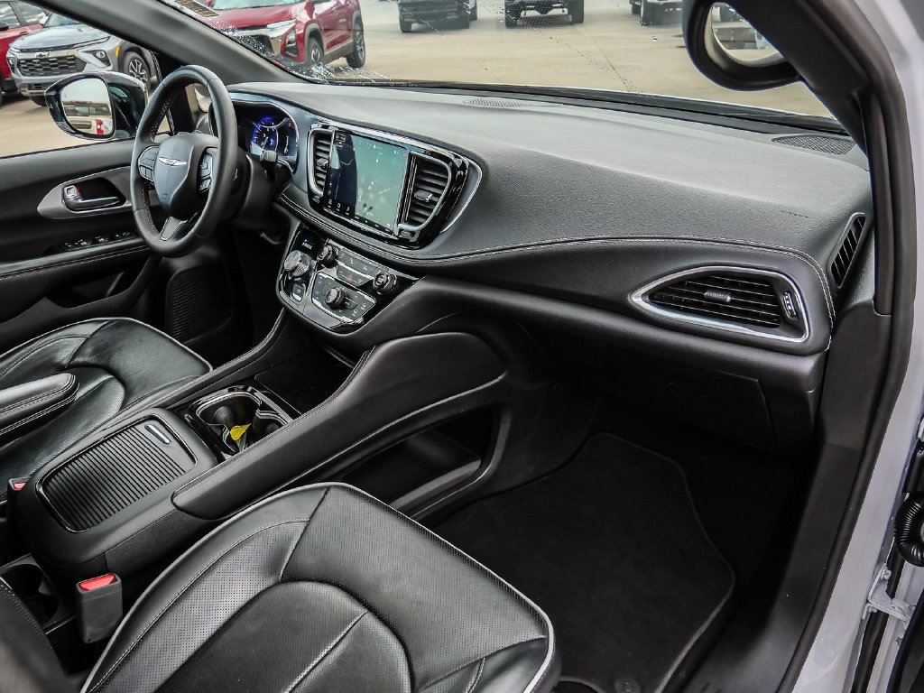 Used 2025 Chrysler Pacifica Limited FWD image 18