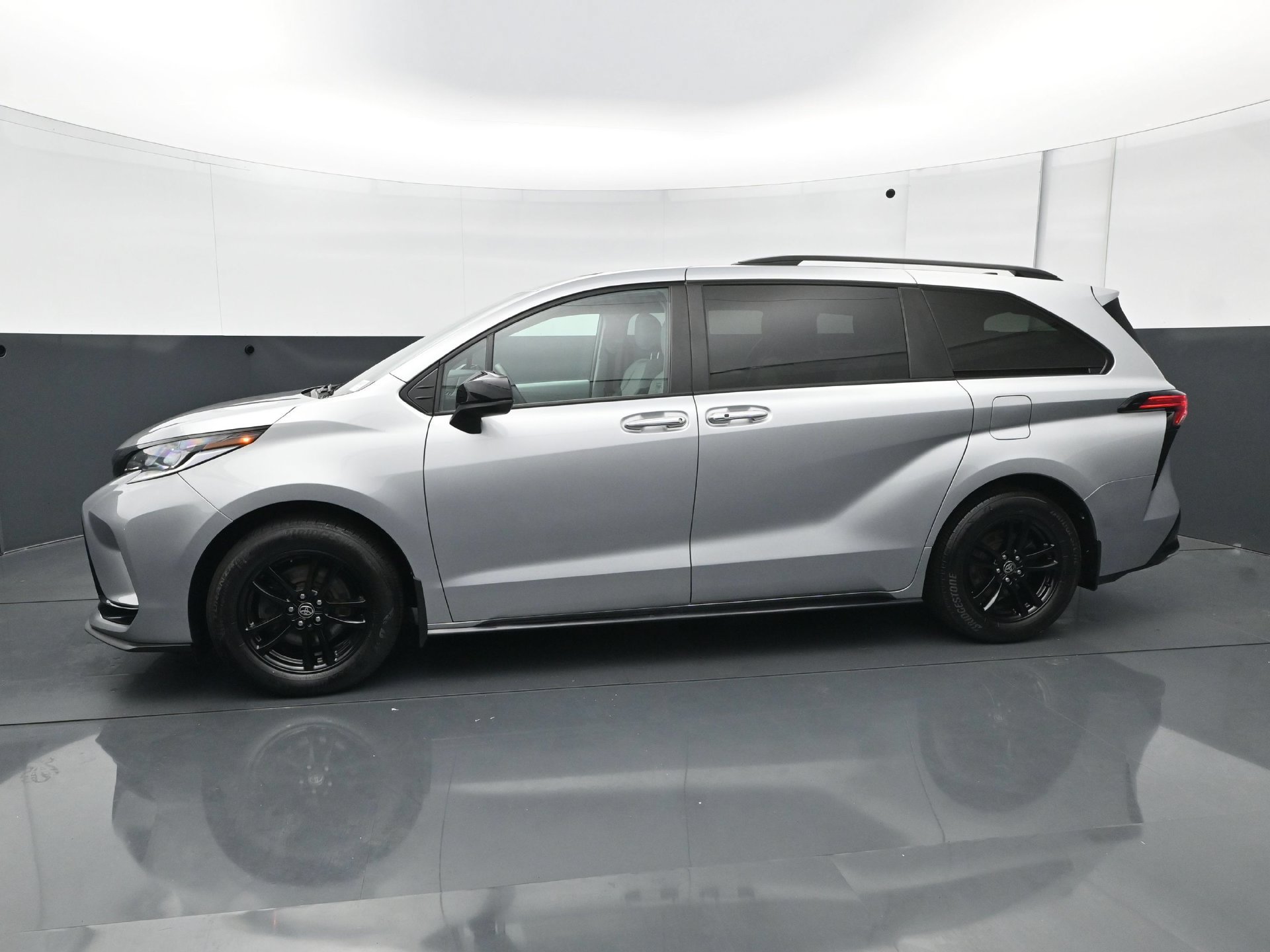 Used 2025 Toyota Sienna XSE AWD/4WD image 3