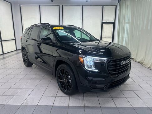 Used 2024 GMC Terrain SLE w/ Driver Convenience Package AWD/4WD image 2