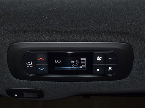 Certified 2025 Chrysler Pacifica Limited image 33