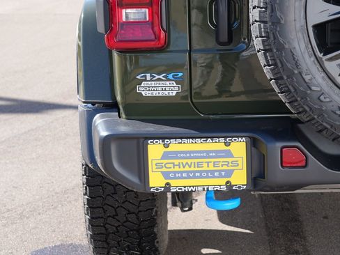 Used 2022 Jeep Wrangler Unlimited Sahara w/ Cold Weather Group image 10