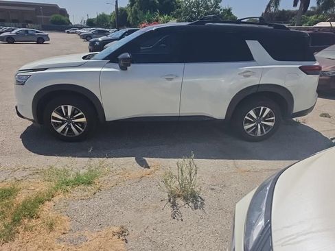 Used 2023 Nissan Pathfinder SL FWD image 4